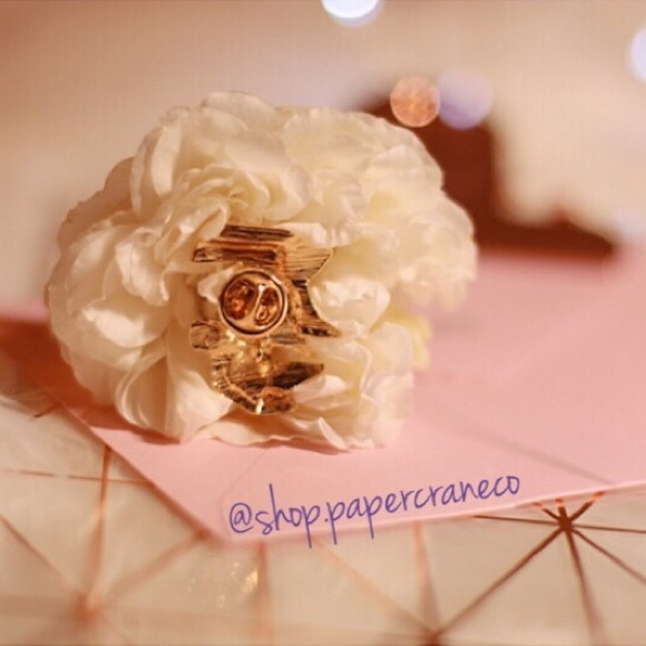 🎉3/$30 Gold Origami Bunny Rabbit Pin - Picture 2 of 2